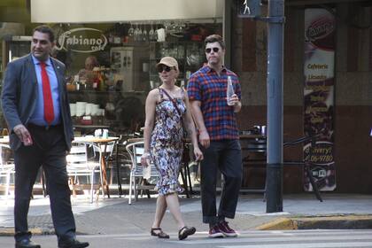 Scarlett Johansson junto a su marido, Colin Jost, por las calles de Buenos Aires en 2018