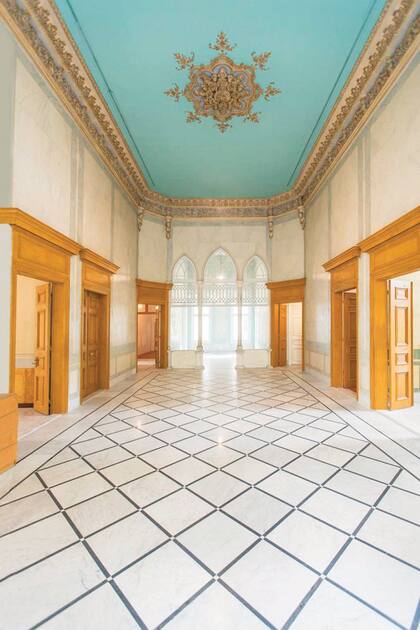 Rabih Kayrouz había radicado su taller en un edificio histórico: el Palacio Dagher, un edificio del siglo XIX vecino al puerto. “Vamos a resurgir”, dijo el diseñador tras el estallido.