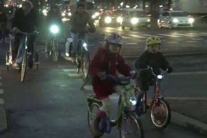 Que los niños vayan solos en bicicleta al colegio es impensable en algunos países.