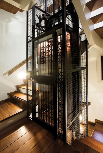 La casa, que se terminó de construir en 1960, cuenta con un ascensor que une las cuatro plantas. “Por suerte venía con ascensor; si no, sería como tener un departamento en un tercer piso por escalera”, explica.