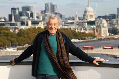 Un sir despeinado y sonriente: Ian McKellen posó con la ciudad de Londres como fondo, durante el photocall de la película The Good Liar