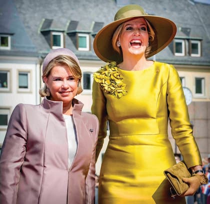 Muy elegante con un abrigo de raso color rosa y sombrero pillbox haciendo juego, la Gran Duquesa le dio la bienvenida a la reina de Holanda que visti un diseo de seda amarrilla de Natan y pamela al tono de Fabienne Delvigne- a su llegada al Palacio Gran Ducal.