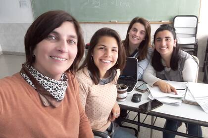 Eliana Ramírez (segunda, de izquierda a derecha) acompañada por sus compañeras Florencia Preli y Candela Larluz, junto a su profesora Betiana 