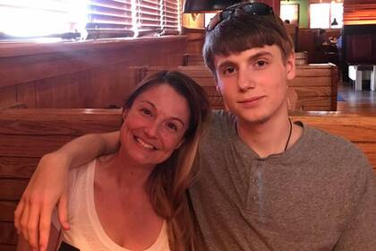 Kelly Plasker junto a su hijo, quien se suicidó a los 19 años en febrero de 2018
