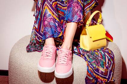 Zapatillas (Puma, $5.999) y bandolera mini de cuero charol (Lazaro, $5.340).