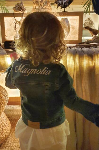 Magnolia recibió una campera de jean con su nombre, muy parecida a la que tiene su hermano Benicio