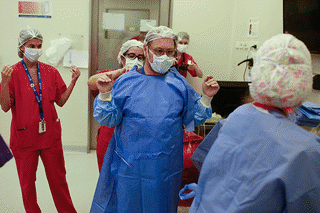 El minuto a minuto de la cirugía de un bebé dentro del útero de su mamá