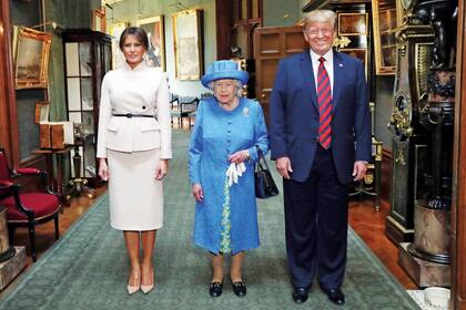 Para visitar a la reina Isabel II en el Palacio de Windsor, eligió traje de chaqueta cruzada con cinturón superpuesto y falda tubo midi, de la colección Pre-Fall 2018 de Dior.