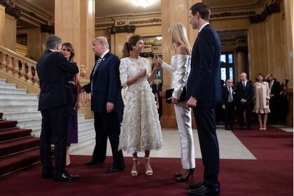 Ivanka Trump, con un traje plata y off shoulder, llegó con su marido Jared Kushner.