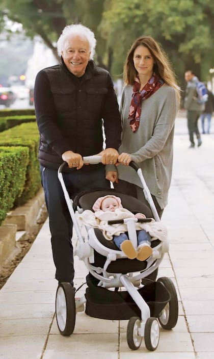 Guillermo y su hija Bárbara pasean por Buenos Aires, donde viven y comparten el mayor tiempo posible. Orgullosos, sonríen junto al cochecito en el quellevan a Josefina.