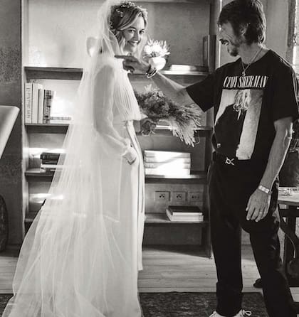 La camisa de gasa plisada y la pollera, ambas en rosa empolvado, combinaban un estilo contemporáneo y, a la vez, romántico. Completó su look con un velo blanco y unas pequeñas flores sobre el peinado.