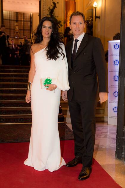 Gabriela Vaca Guzmán -con un vestido de un sólo hombro de Stella McCartney- y su marido, Jorge Brito