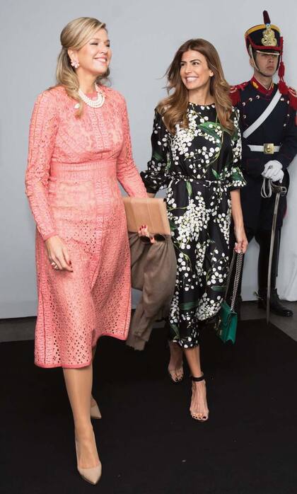 Máxima participó del G-20, ya que Holanda fue uno de los dos países invitados por el Presidente (el otro fue Chile). La reina de los Países Bajos eligió un diseño de Elie Saab de broderie con mangas largas y falda midi. Juliana optó por un vestido estampado y largo midi, ceñido a la cintura.