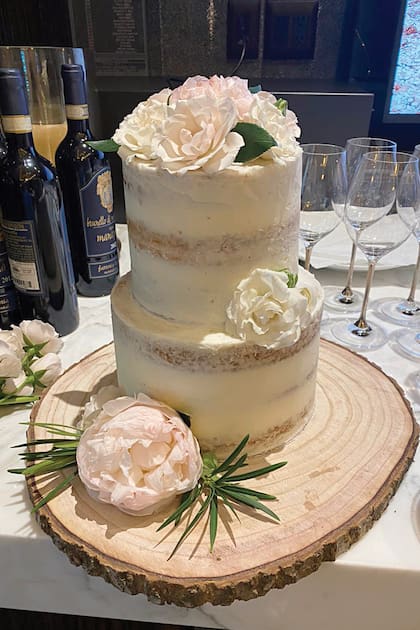 La torta de bodas fue un regalo de Sofía, una gran amiga de Evangelina, así como los vinos y champagne fueron obsequiados por una familia amiga de la pareja