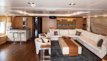 Está construido con casco y super estructura de aluminio. También cuenta con estabilizadores de anclaje que funcionan a velocidad cero, lo que aumenta la comodidad a bordo del ancla y en aguas turbulentas.