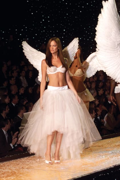 En 1998 firmó contrato con Victoria’ Secret y mantuvo “sus alas” durante cuatro años