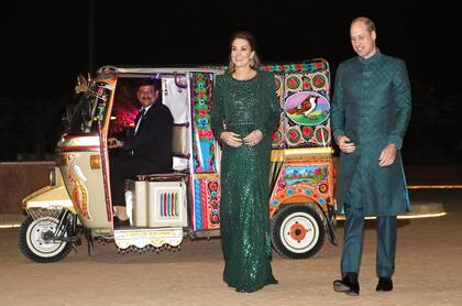 Llegaron en el típico tuk tuk a la comida de gala organizada por el Alto Comisionado Británico en el Monumento Nacional de Islamabad y sorprendieron con la sintonía de sus looks. 