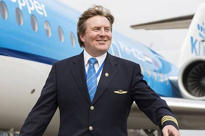  Para lograr las 150 horas de vuelo anuales imprescindibles para la renovación de su licencia, trabajó para la aerolínea KLM
