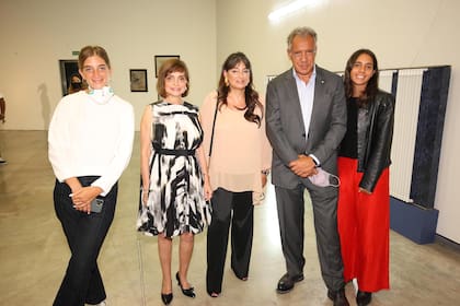 Daniel Hadad junto a su esposa Viviana Zocco y sus hijas Milagros y Felicitas, en la entrega del premio Mujeres Destacadas 2020 y Trayectoria Artística que se entregaron en la Fundación Proa
