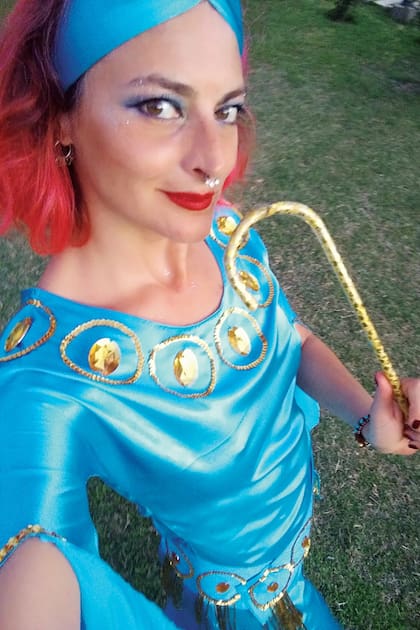 Minutos antes de una de las muestras anuales de danza árabe. Catalina está tomando clases desde que llegó a Villa Dolores.