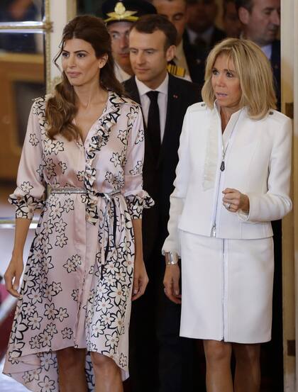 Las dos primeras damas dejaron sus rodillas al descubierto y coincidieron en peinados de pelo suelto "easy chic". En la mueca derecha de Brigitte Trogneux se aprecia el brazalete de plata que Juliana Awada le regal en su ltima visita a Pars