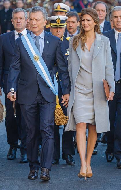 Por cuarta vez consecutiva, la primera dama llevó un equipo de la diseñadora argentina Graciela Zito. Eligió un vestido al bies de seda pesada y una levita de paño de cashmere en gris claro y los combinó con un sobre de cuero y unos stilettos de gamuza en marrón tostado.