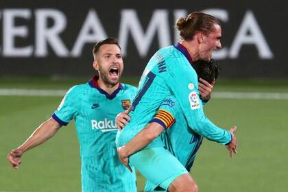 La alegría de "Grizi", a upa de Messi. Jordi Alba se suma al festejo. El golazo del francés cambió el ánimo en el club catalán.