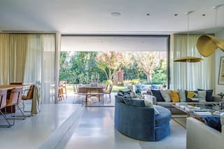 Entre patios transparentes, una casa en San Isidro invita al disfrute cotidiano