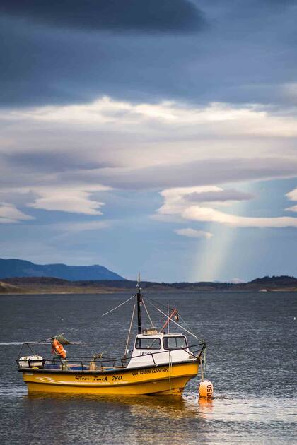 Uno de los tantos barcos amarillos que custodian la costa de Puerto Almanza y son marca registrada del lugar.