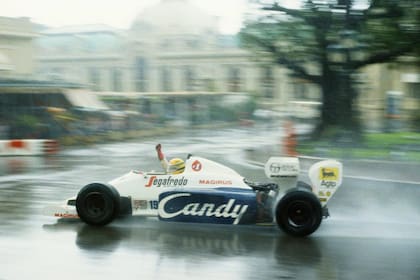 En el Gran Premio de Mónaco de 1984, Senna mostró sus virtudes con un modesto Toleman para manejar en pista húmeda: la bandera roja cortó lo que se insinuaba como un ataque al puntero Alain Prost.