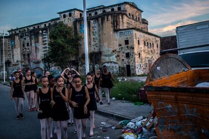 Estudiantes camino a sus clases en la favela de Manguinhos en Río de Janeiro