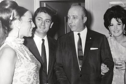 El día de su casamiento con Bordeu, el 13 de diciembre de 1966. Junto a la feliz pareja, Mirtha Legrand y el gran Juan Manuel Fangio