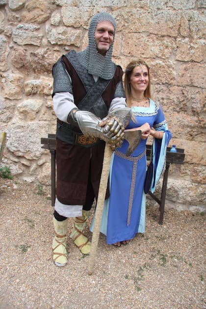 Los invitados no dudaron en sumarse a la fiesta medieval.