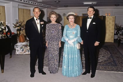 Isabel II y el duque de Edimburgo posan con Ronald y Nancy Reagan a bordo del buque real, anclado en el puerto de San Francisco el 4 de marzo de 1983.