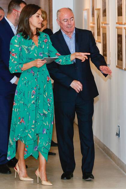 El 25 julio de 2019, Letizia asistió a un acto en su Asturias natal y allí estrenó este vestido “decorado” con motivos florales, falda midi asimétrica y efecto fit. En ese entonces, lo complementó con unos stilettos destalonados de Carolina Herrera.