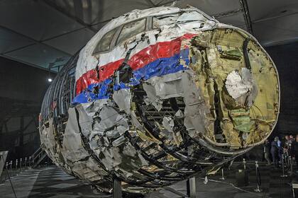 Los restos reconstruidos del avión MH17, después de la presentación del informe final sobre el accidente de julio de 2014 