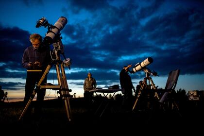 Austria, Viena: la gente mira a través de telescopios antes del comienzo del fenómeno