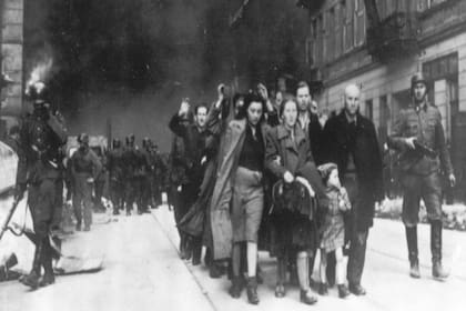 Una foto de archivo de 1943 durante la destrucción del Gueto de Varsovia llevada a cabo por el ejército alemán.