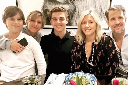 En una instantánea familiar, Achileas posa con sus padres, Marie-Chantal Miller (es hija del empresario estadounidense Robert Warren Miller, creador de los Duty Free Shops) y el príncipe Pablo, heredero al trono griego, y sus hermanos, Aristidis y Constantine.