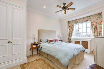 El apartamento, orientado de este a oeste, posee una "hermosa luz matutina que permanece durante todo el día". Sin duda un atractivo extra para sus posibles compradores.