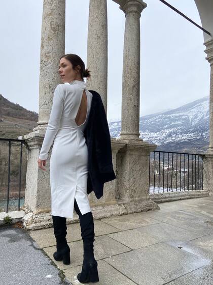 Para la ocasión, la actriz eligió un vestido de espalda descubierta y escote cisne de la diseñadora argentina María Gorof. Completó el look con un blazer y unas botas de gamuza al tono.