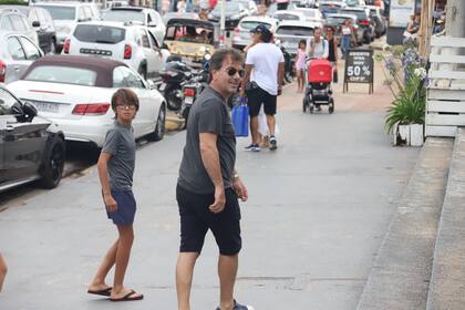 Cristian Ritondo tampoco pudo disfrutar de la playa y recorrió las calles del centro muy animado