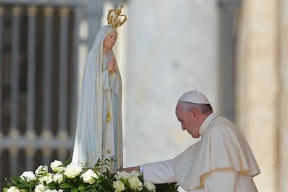 El papa Francisco a los pies de la Virgen de Fátima en su santuario
