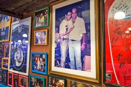 Más de 500 fotografías decoran las paredes de esta parrilla