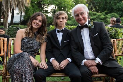Delfina y Santino posan con su abuelo paterno, Roberto García Moritán.