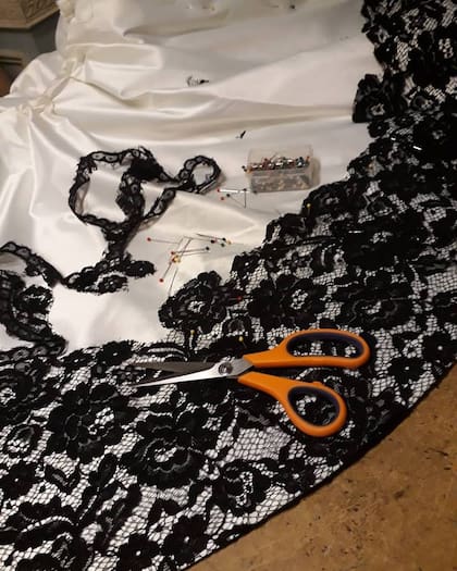 En su atelier, en detalle y a mano