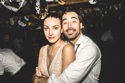 Junto a su novia, Lucía Pedraza, Nacho Viale se divirtió hasta el final.