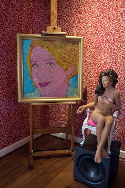 En el espacio, además, hay un retrato de la anfitriona que le hizo su amigo, el artista pop Benito Laren, y una “girl” del escultor y pintor Martín di Girolamo.