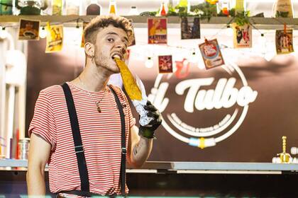 Federico es actor además de cocinero, y protagoniza los videos cortos con los que crearon una comunidad en redes sociales
