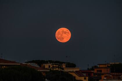 La luna alza el cielo sobre Roma